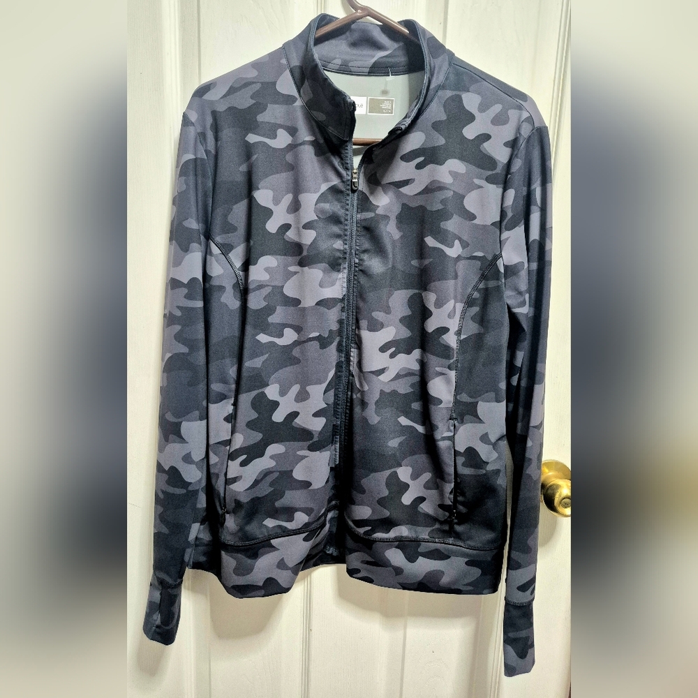 Lole Size XL ladies athletic wear camo jacket camo. Zips up, Pockets. Worn Twice